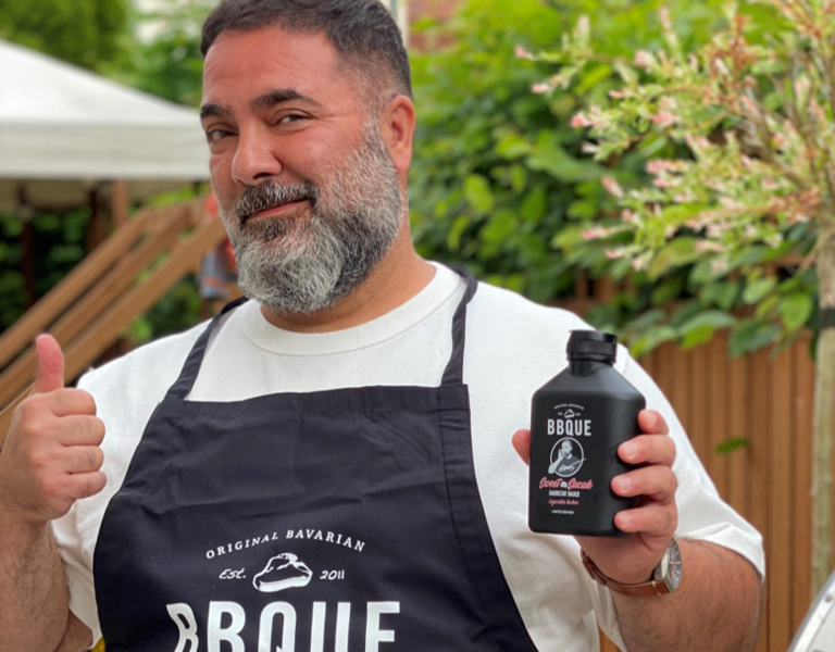 Hikmet Sugoer steht mit der neuen Sweet Sucuk Sauce am Grill