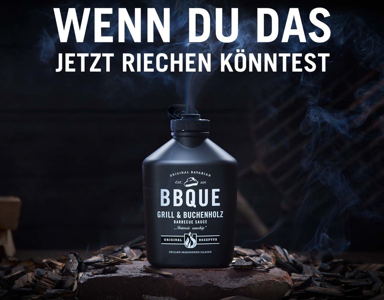 Schwarze Grill und Buchenholzflasche mit Rauch