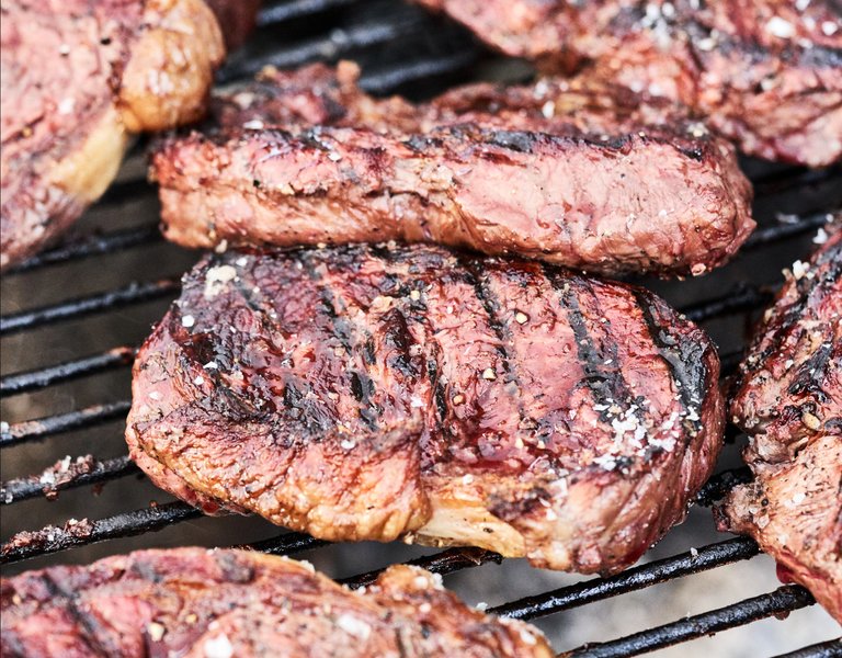 Steaks auf Grill