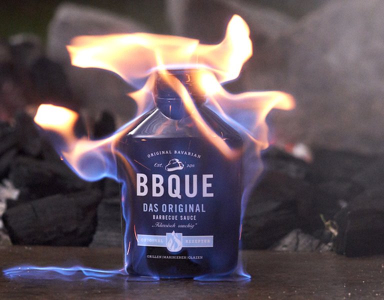 BBQ-Sauce: stylische BBQUE-Flasche in Flammen