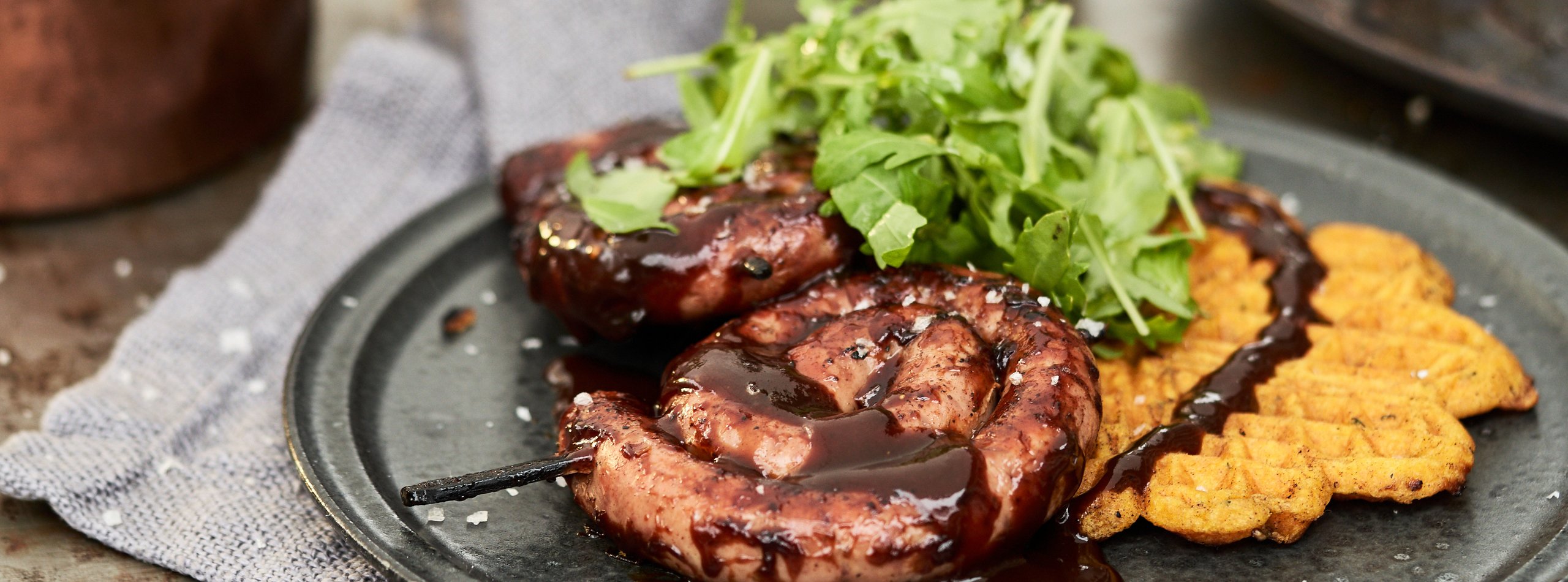 Wurstschnecke mit herzhaften Waffeln 