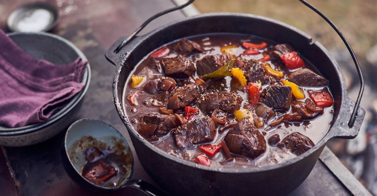 Gulasch im Dutch Oven