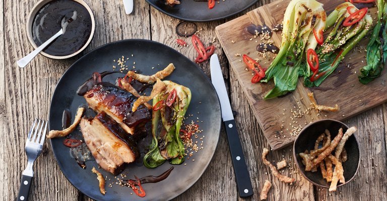 BBQUE Sticky Schweinebauch mit Pak Choi