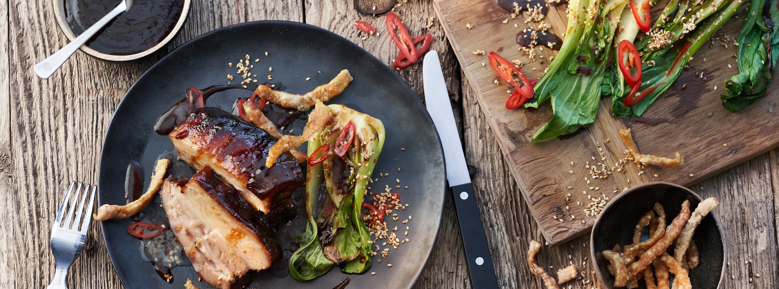 BBQUE Sticky Schweinebauch mit Pak Choi