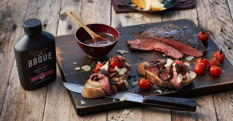 BBQUE Wurzelbrot Crostini mit Flanksteak