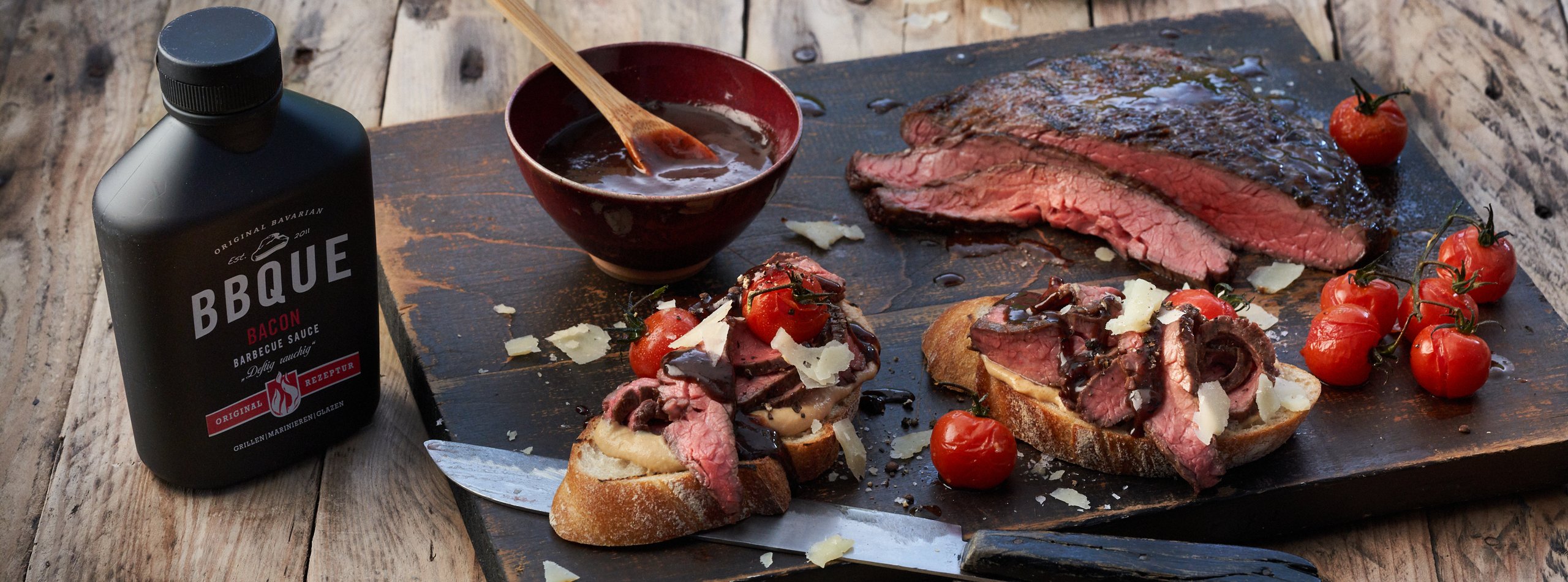 BBQUE Wurzelbrot Crostini mit Flanksteak