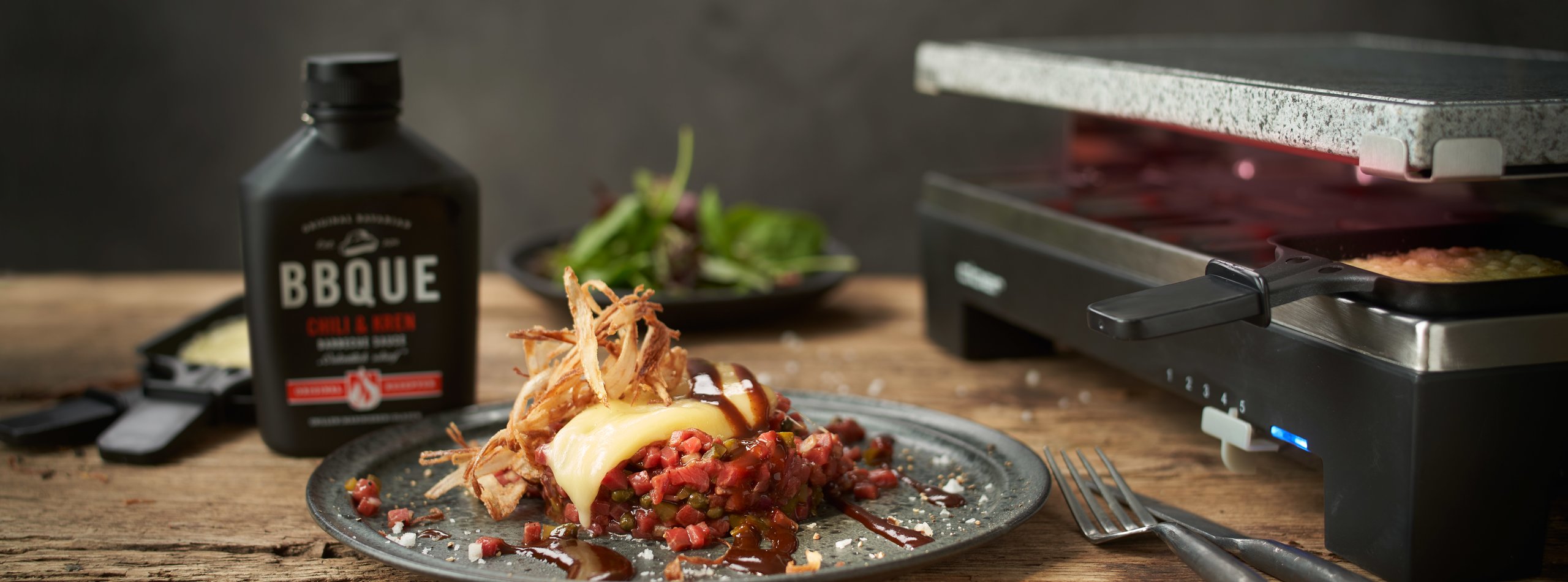 Wintergrillen Männer Raclette mit BBQUE Chili Kren Sauce